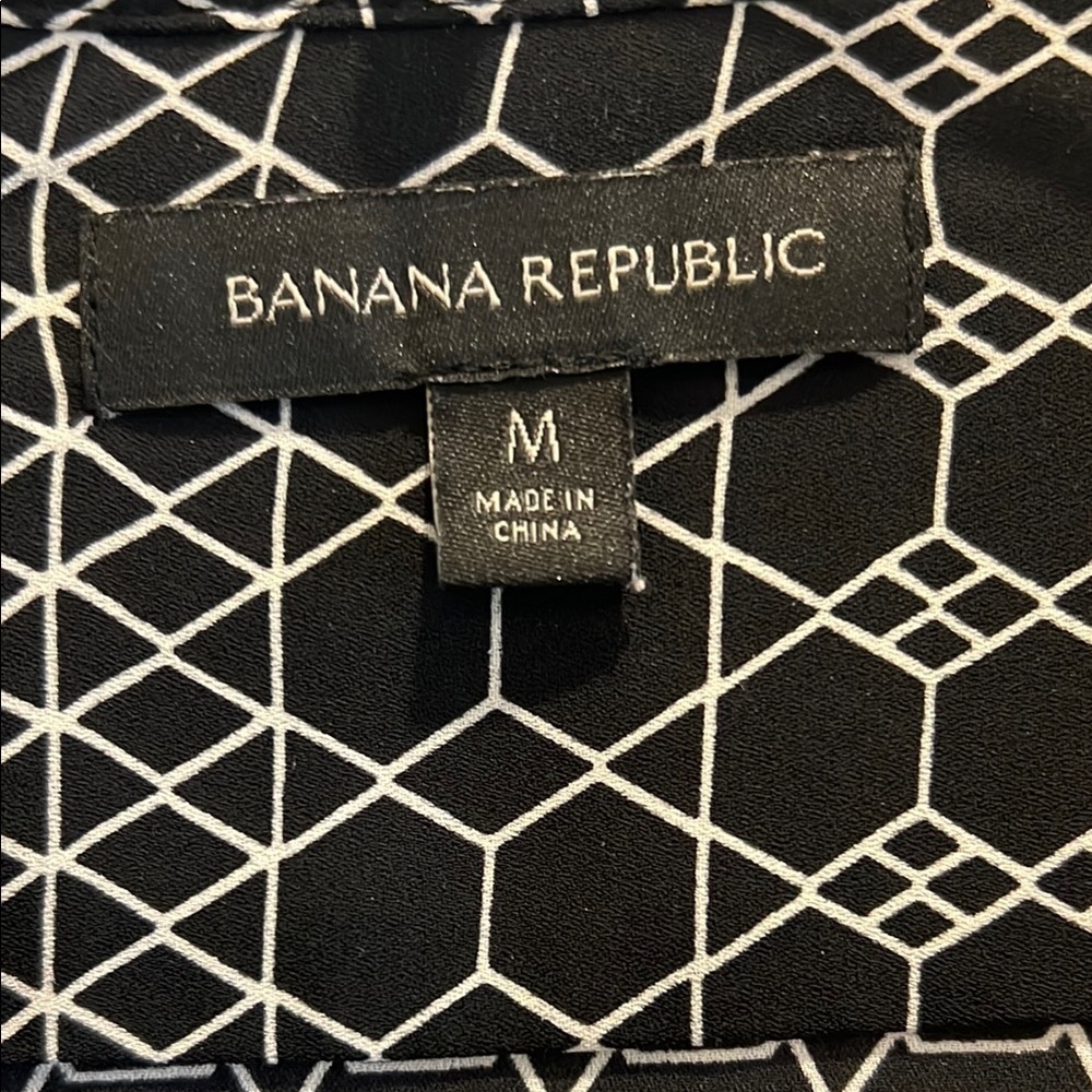 Banana Republic- women’s Black and White Geometric Women's Top- size medium - Picture 2 of 3